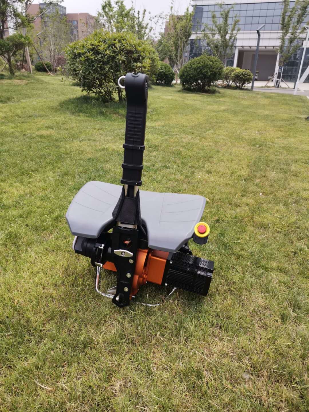 最危險(xiǎn)的救援，理應(yīng)有更安全的裝備，座椅式自動(dòng)升降機(jī)電動(dòng)上升器，專為高層救援，風(fēng)電作業(yè)設(shè)計(jì)